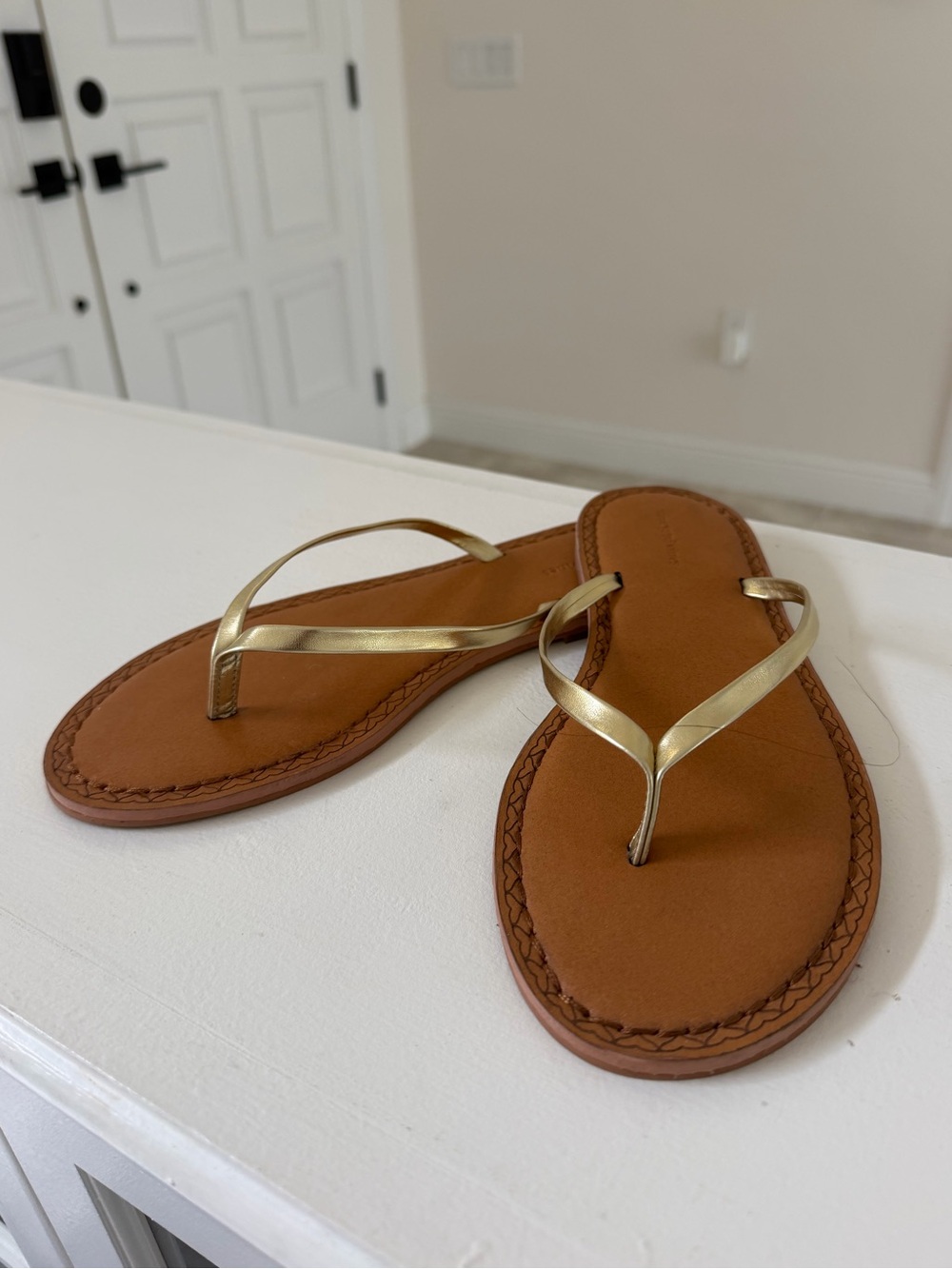 Vineyard Vines Women's 9 Leather Flip Flop Sandals #vacation gold tan